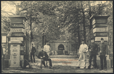 606133 Gezicht op de ingang van de Hojelkazerne (Croeselaan 39) te Utrecht, met enkele militairen.